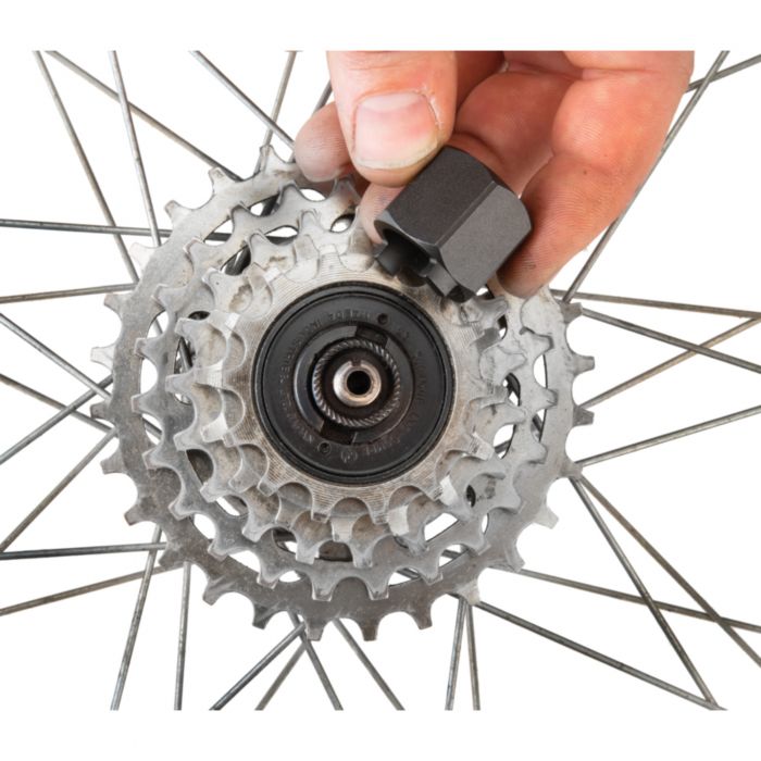 Bicycle freewheel tool clearance